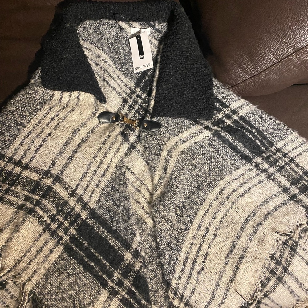 Nine West shawl with clasp, new with tags - Picture 3 of 4